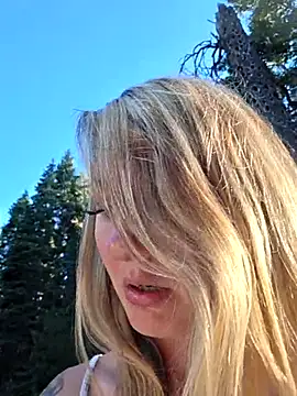 SheIsSomething webcam show
