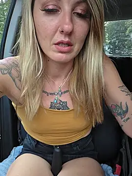 SheIsSomething webcam show