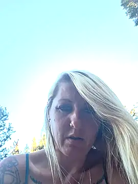 SheIsSomething Pertunjukan Webcam