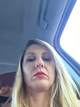 SheIsSomething webcam show
