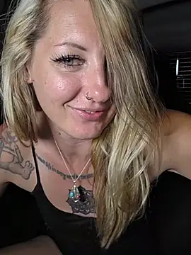 SheIsSomething webcam show