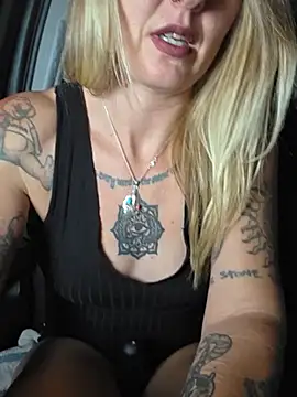 SheIsSomething Show in webcam