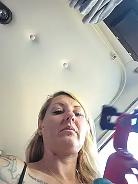 SheIsSomething Pertunjukan Webcam
