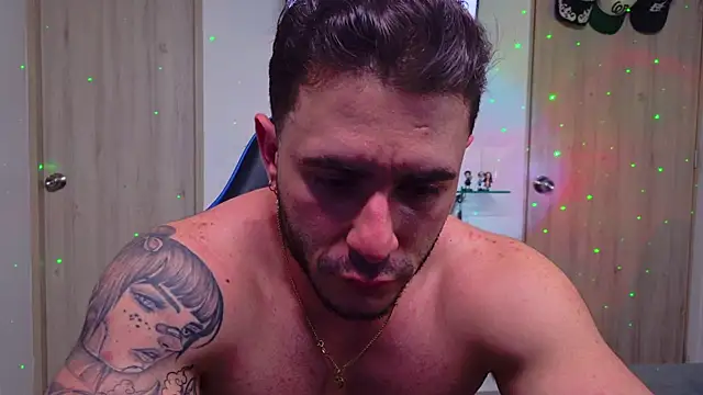Latino_stud4u: διαδικτυακό σόου στην κάμερα