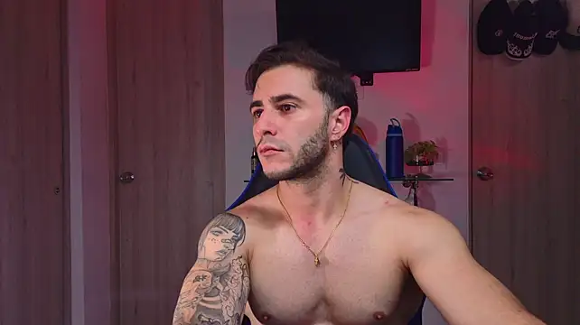 Show de Latino_stud4u na webcam