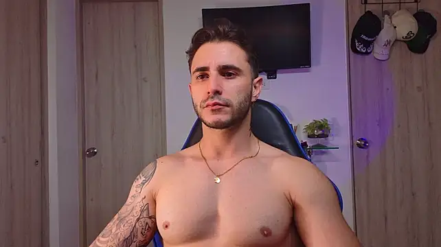 Latino_stud4u Show in webcam