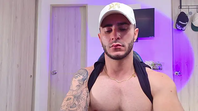 Show modela Latino_stud4u na web-kameri