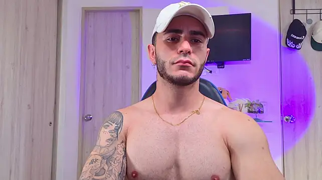 Latino_stud4u Show in webcam