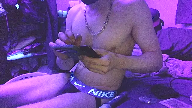 Cloudd_Kingg_Iceyyy: διαδικτυακό σόου στην κάμερα