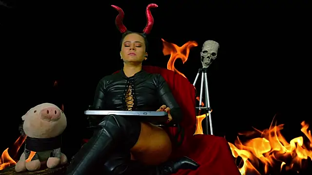 Show modela MistressSlut1 na web-kameri