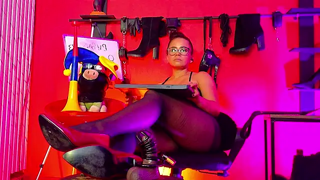 Show modela MistressSlut1 na web-kameri
