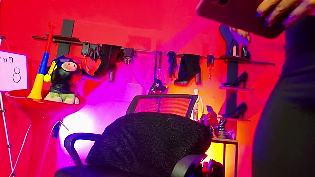 MistressSlut1 Show Webcam