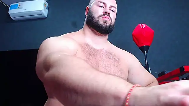 Show modela muscularjohnforuX na web-kameri