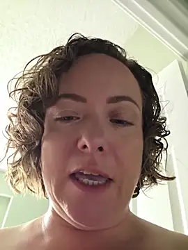 הופעת וובקאם של julimonroe