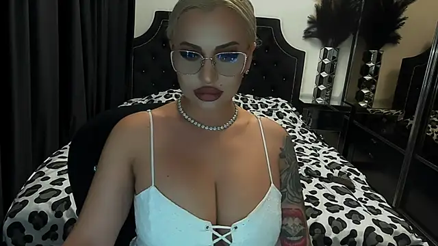 LovelyBlondyxx Live chatroom