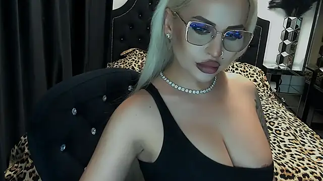 LovelyBlondyxx live XXX chat