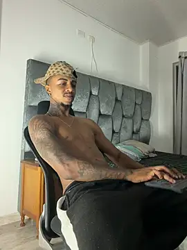 YeremiBrowm Show in webcam