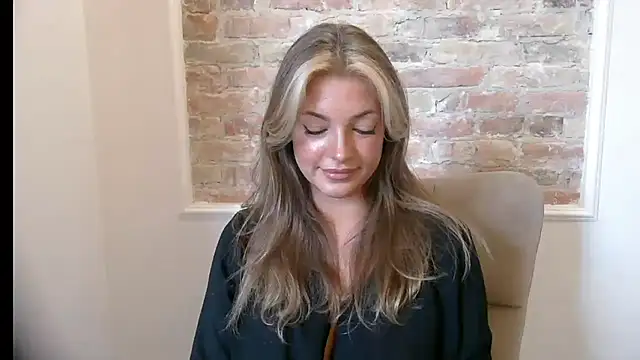 LilyBlondee Adlı Modelin Canlı XXX Sohbeti