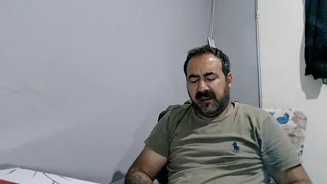 -dark-look- webcam show