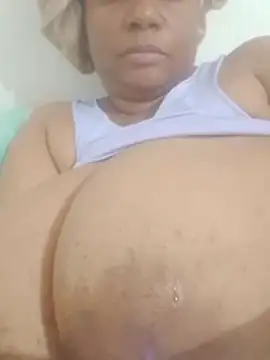 bigtitssxx élő XXX-chatje