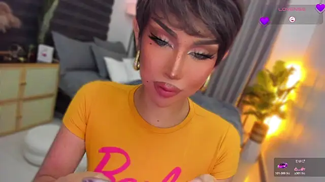 UrSluttyGoddess Show in webcam