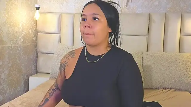 EmilyQueen3x Show in webcam