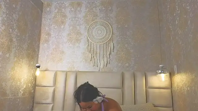 EmilyQueen3x Show in webcam