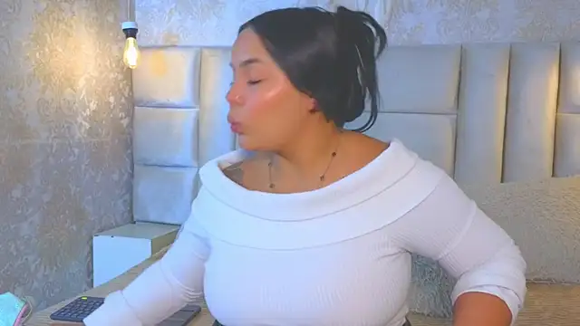 EmilyQueen3x's Webcam Show