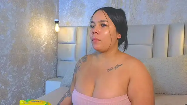 EmilyQueen3x Show in webcam