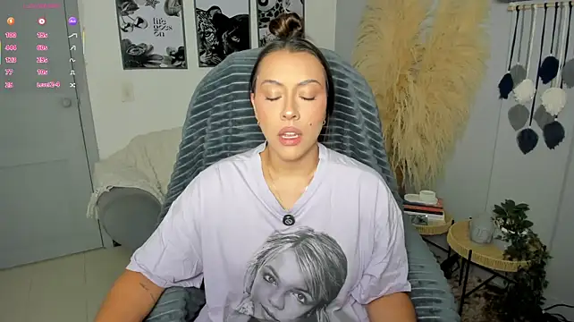 צ'אט XXX בשידור חי של MartinnaBonnet
