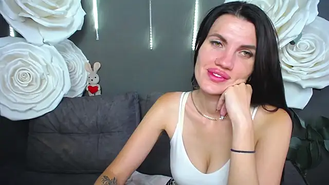 Chat +18 de MilaLoona ao vivo