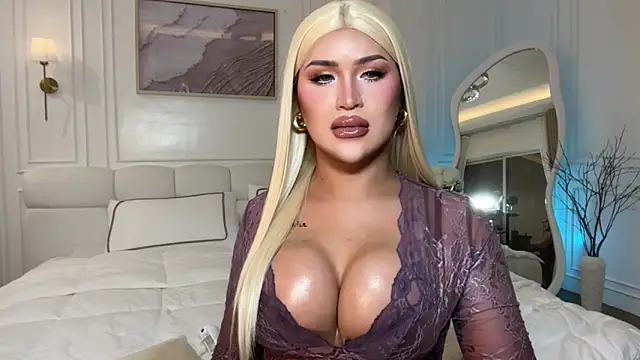 Your_Majesty_Tyra Show in webcam