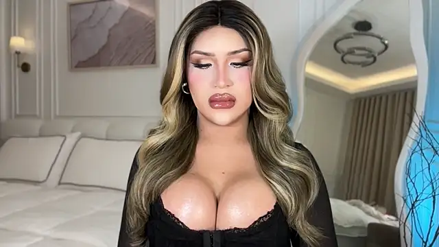 Your_Majesty_Tyra Show in webcam