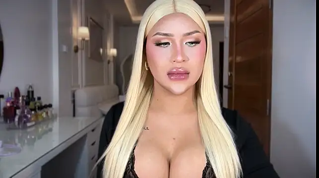 Your_Majesty_Tyra Show in webcam