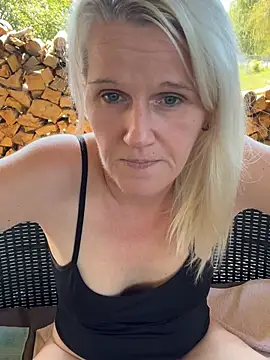 Tinny84 Live XXX-chat