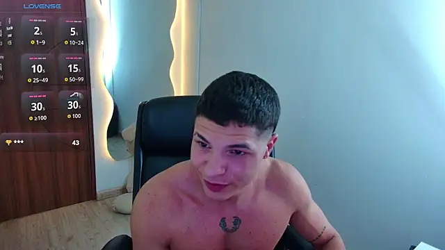 Show modela harrisoncuper na web-kameri