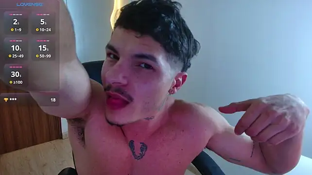 Show modela harrisoncuper na web-kameri