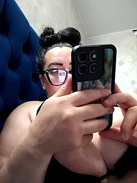 חדר צ'אט בשידור חי של AMYRA_HOT