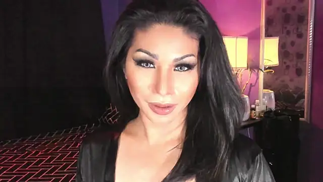 MaxxineMorenaTs webcam show