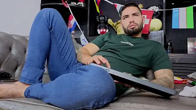 Show modela matteosantos na web-kameri