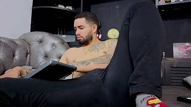 matteosantos: διαδικτυακό σόου στην κάμερα