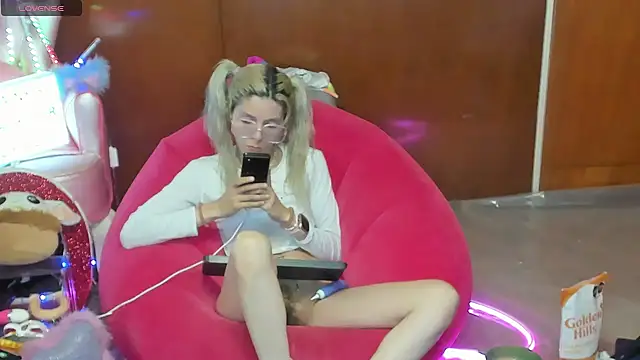 Skinygirl's Live XXX Chat