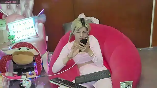 Skinygirl webcam show