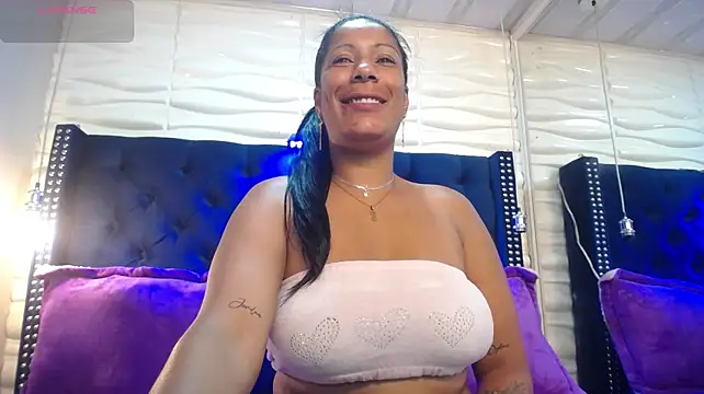 Chatroom XXX en direct de SalmaTits