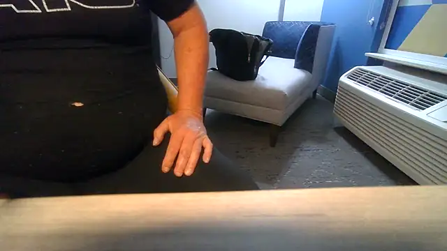 Randomperv69: διαδικτυακό σόου στην κάμερα