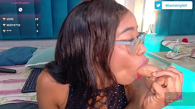 MiaMidnnightt's Webcam Show