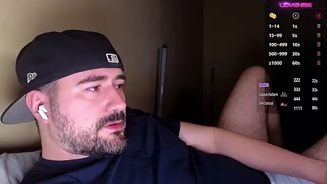 DominantTheo Show in webcam