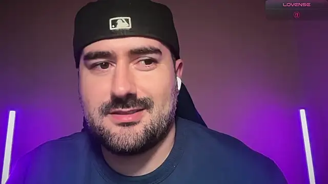 הופעת וובקאם של DominantTheo