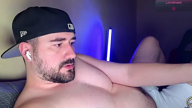 DominantTheo Show in webcam