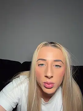 Strongqueen: διαδικτυακό σόου στην κάμερα